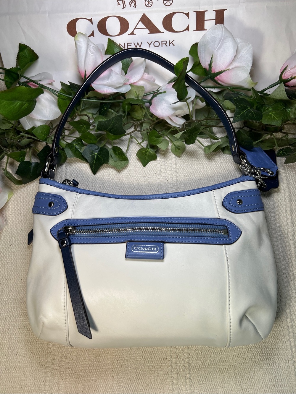 👜Vintage Coach White Leather Shoulder Bag with 2 Tones of Blue Trim